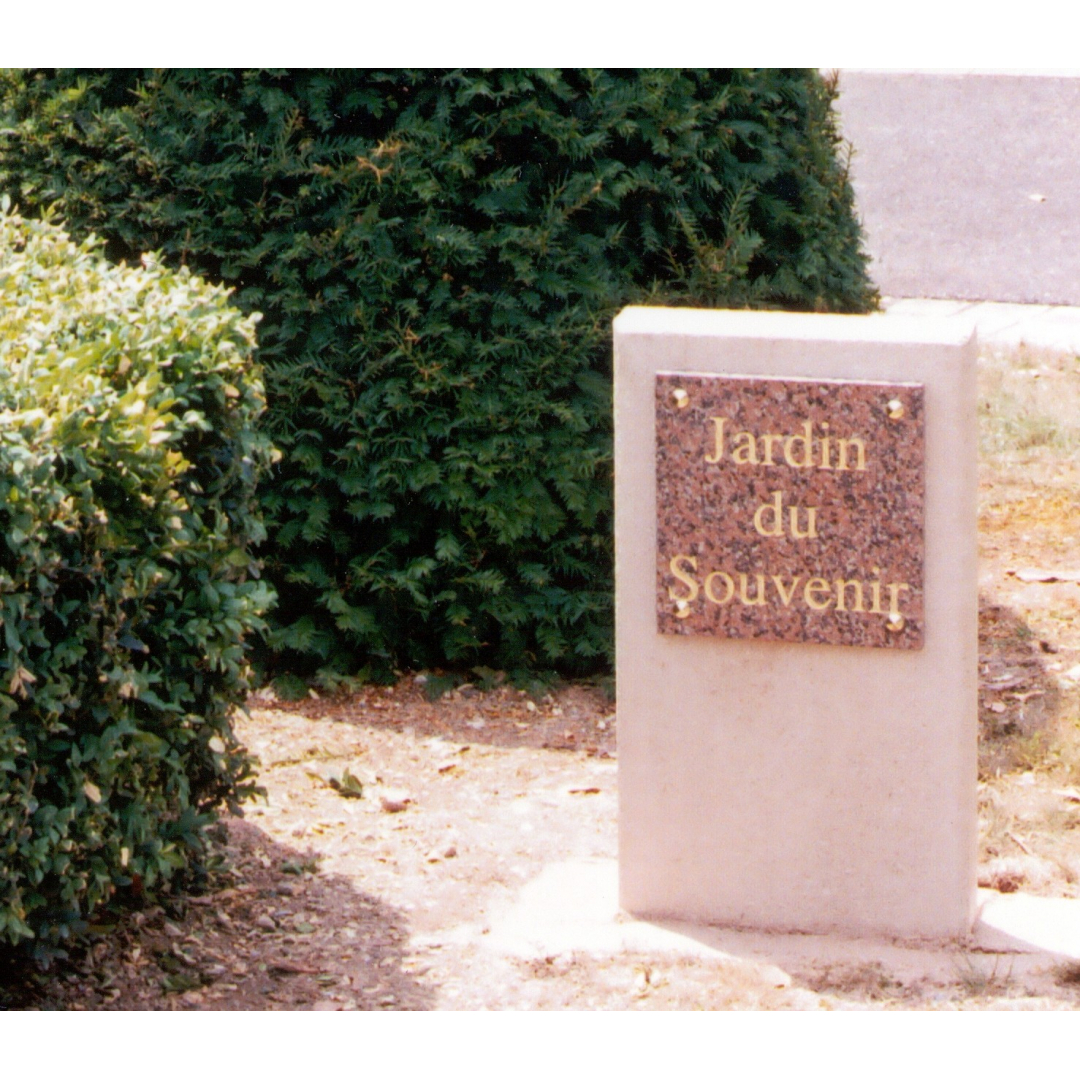 Stèle droite Jardin du Souvenir