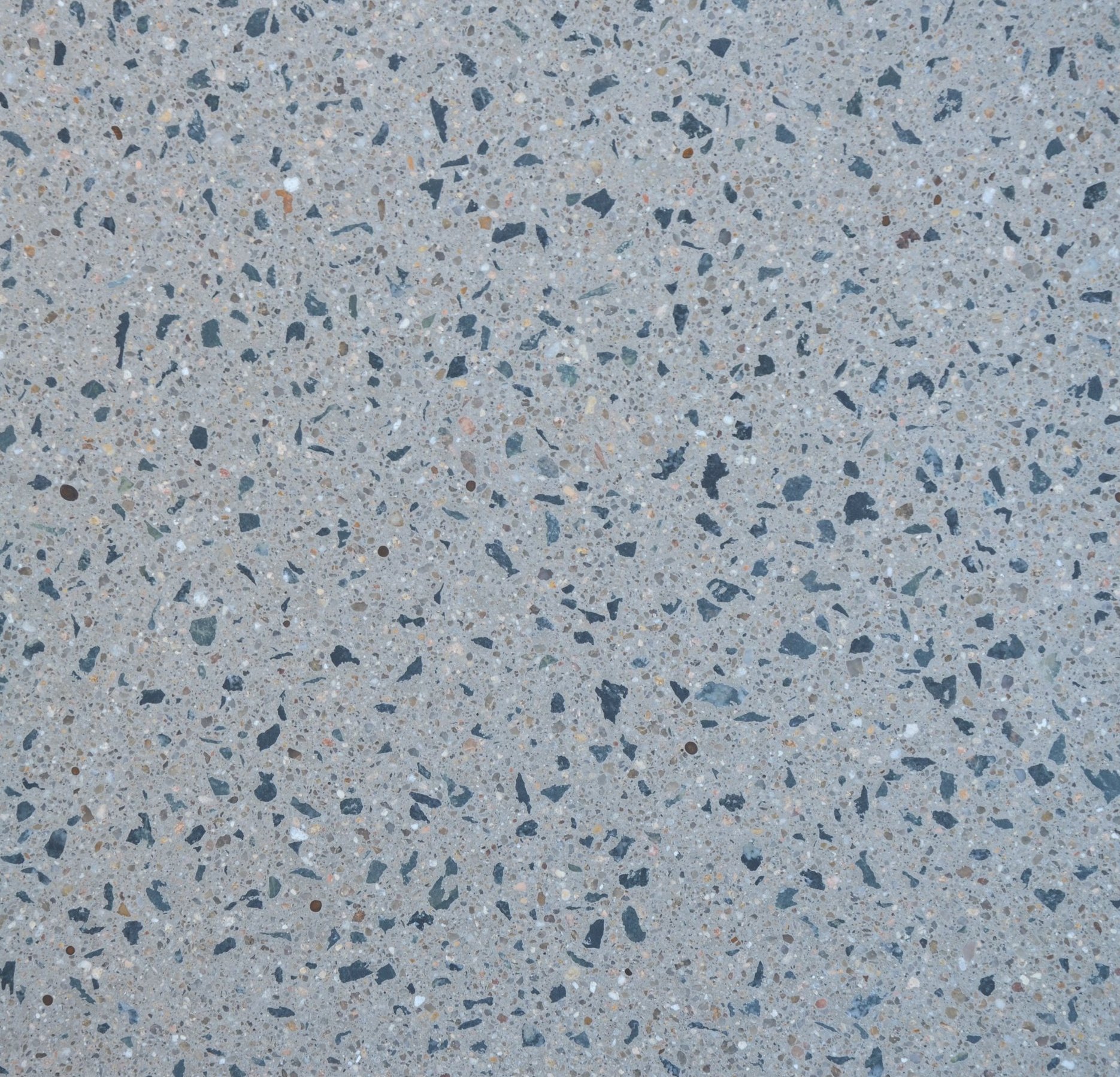 béton gris poli ou adouci (graviers bleutés)